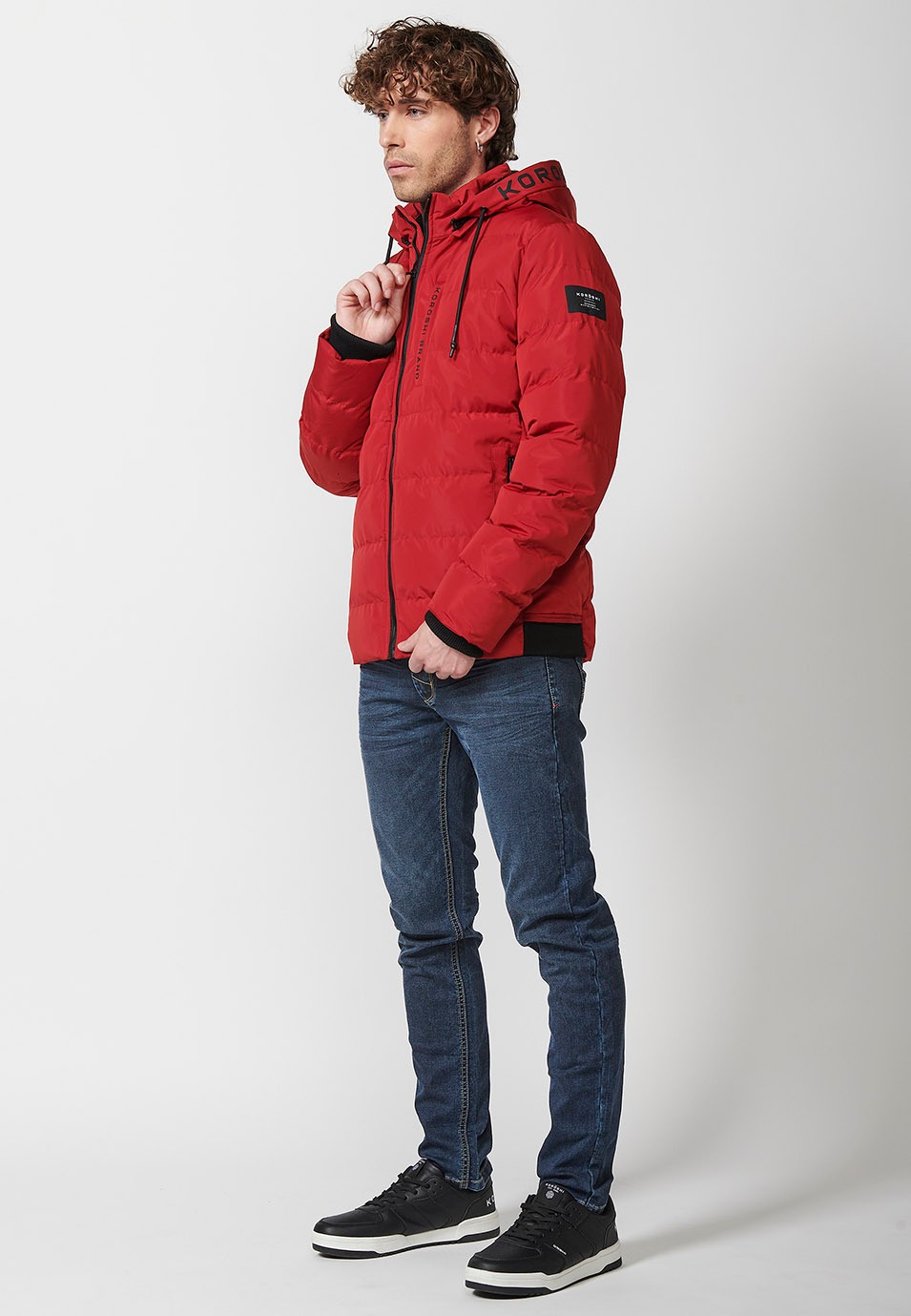 Veste matelassée avec col et capuche avec fermeture sur le devant et fermeture éclair pour homme en rouge 1