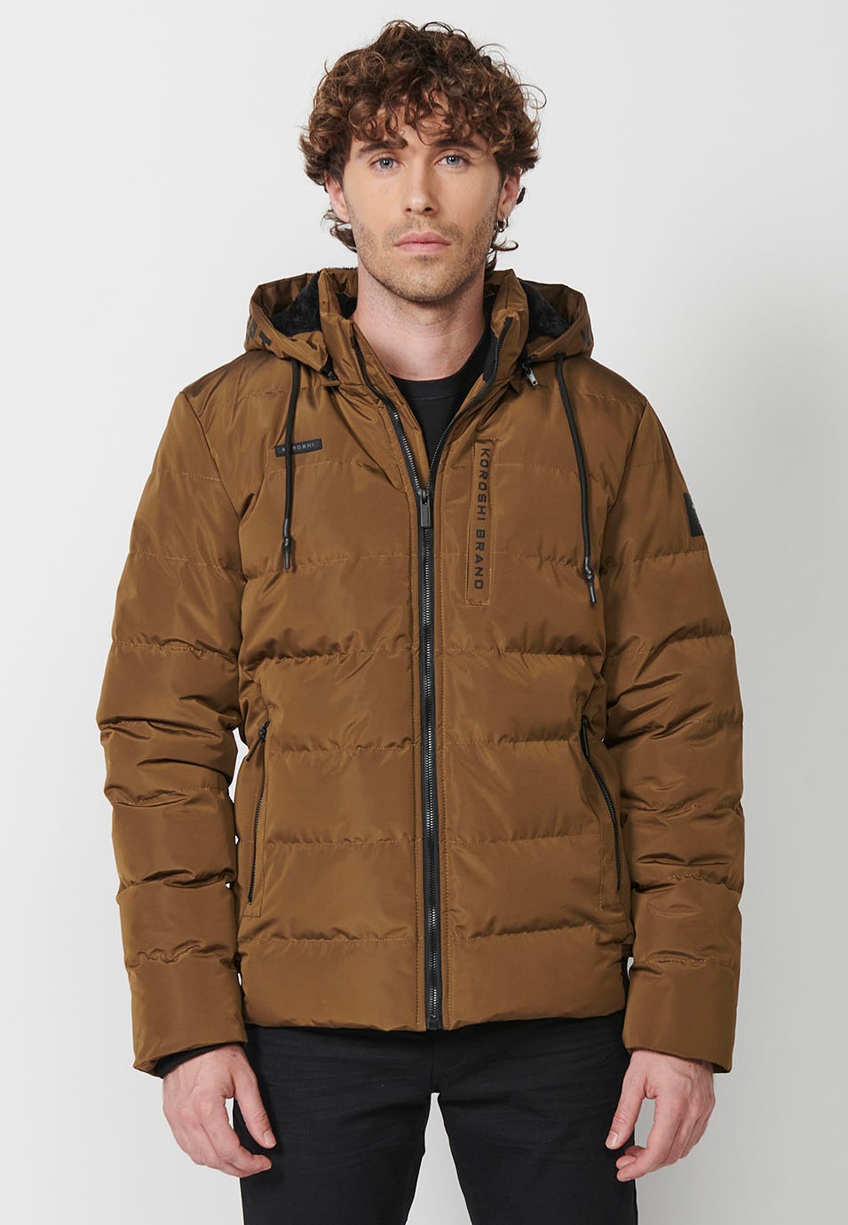 Veste matelassée avec col et capuche avec fermeture sur le devant et fermeture éclair pour homme en marron