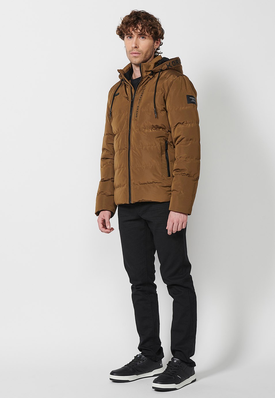 Veste matelassée avec col et capuche avec fermeture sur le devant et fermeture éclair pour homme en marron