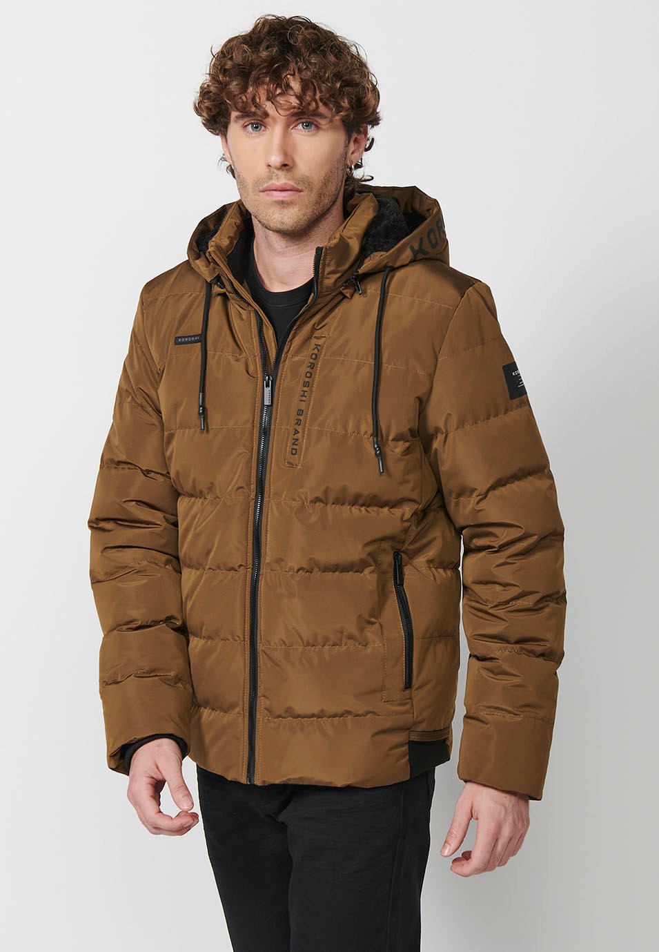 Veste matelassée avec col et capuche avec fermeture sur le devant et fermeture éclair pour homme en marron