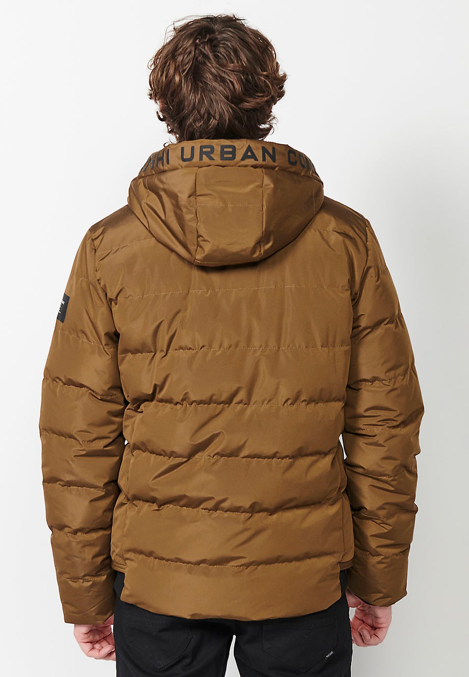 Veste matelassée avec col et capuche avec fermeture sur le devant et fermeture éclair pour homme en marron