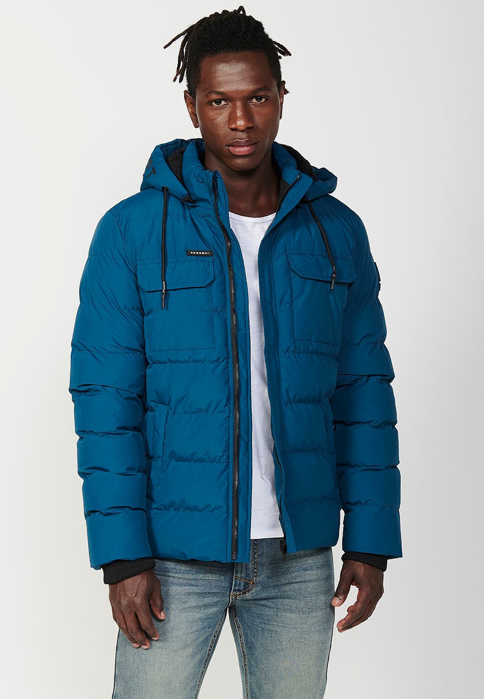 Veste matelassée avec col à capuche, fermeture éclair sur le devant et poches en bleu pour homme 10