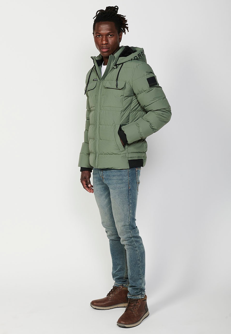 Padded Jacket with Hooded Collar and Front Zip Closure and Pockets in Green for Men