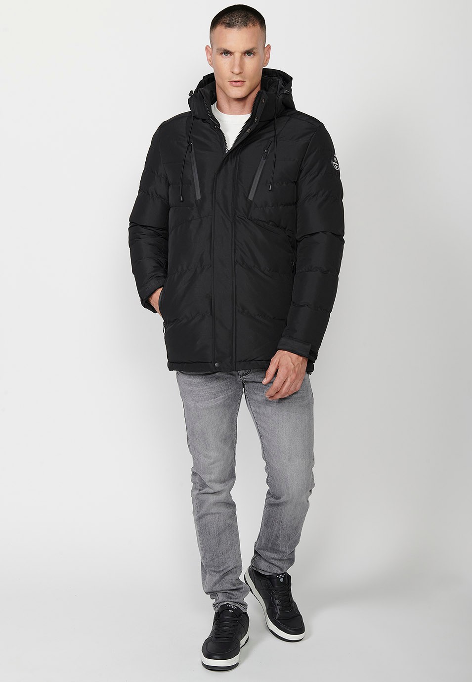 Veste matelassée avec col et capuche avec fermeture sur le devant et fermeture éclair pour homme en noir 3