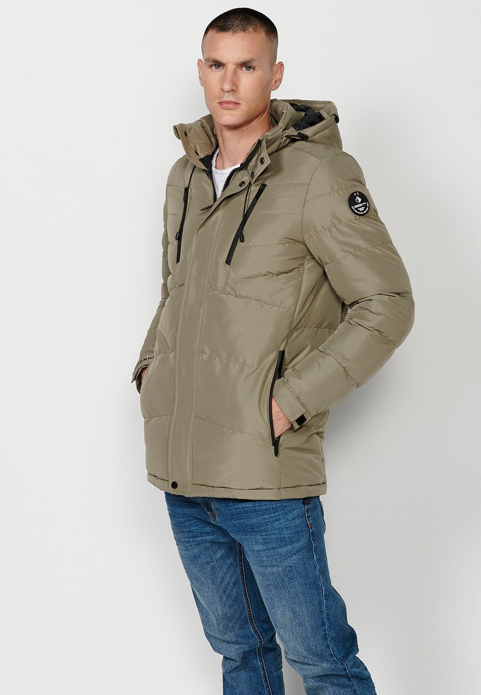 Braune Herren-Steppjacke mit Kragen und Kapuze mit Frontverschluss und Reißverschluss