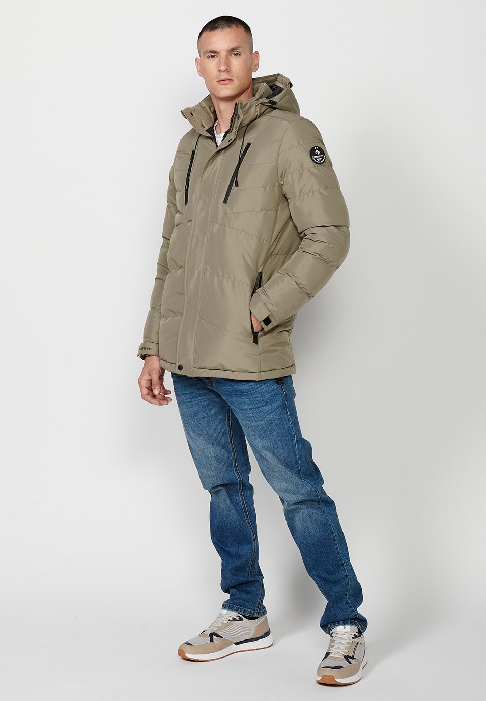 Braune Herren-Steppjacke mit Kragen und Kapuze mit Frontverschluss und Reißverschluss