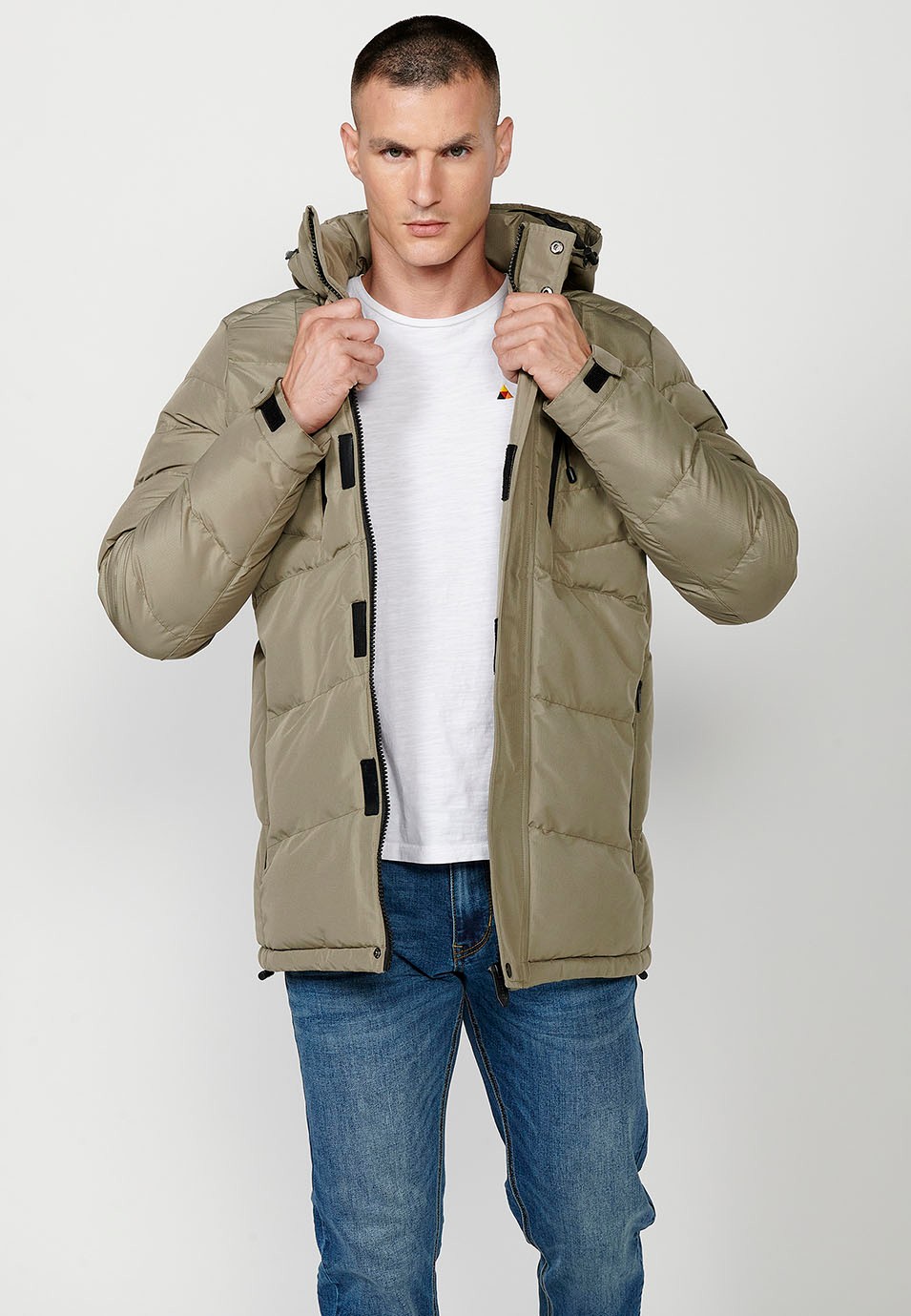 Braune Herren-Steppjacke mit Kragen und Kapuze mit Frontverschluss und Reißverschluss