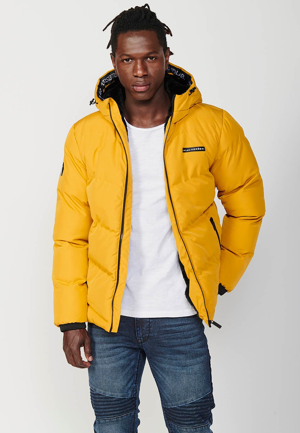 Veste matelassée avec fermeture zippée sur le devant et col à capuche pour homme en jaune 7