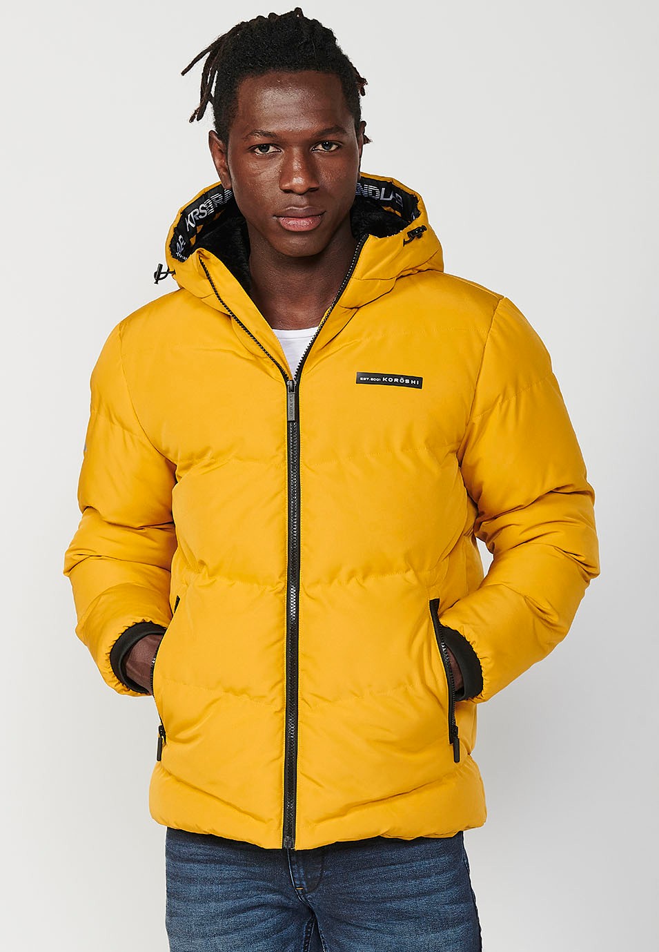 Veste matelassée avec fermeture zippée sur le devant et col à capuche pour homme en jaune