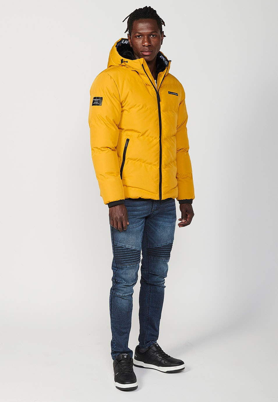 Veste matelassée avec fermeture zippée sur le devant et col à capuche pour homme en jaune 2