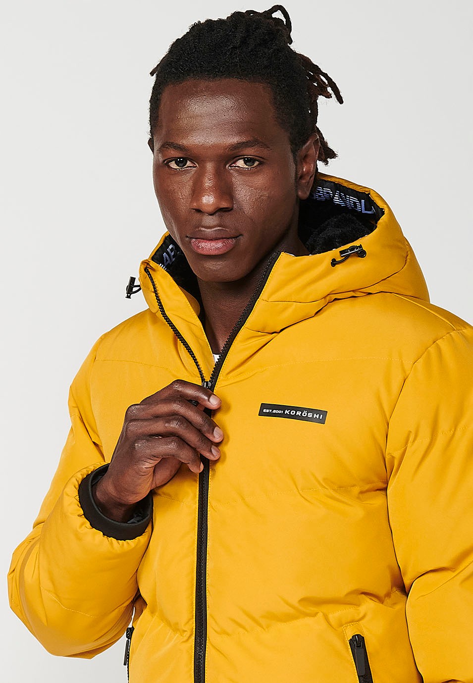 Veste matelassée avec fermeture zippée sur le devant et col à capuche pour homme en jaune 6