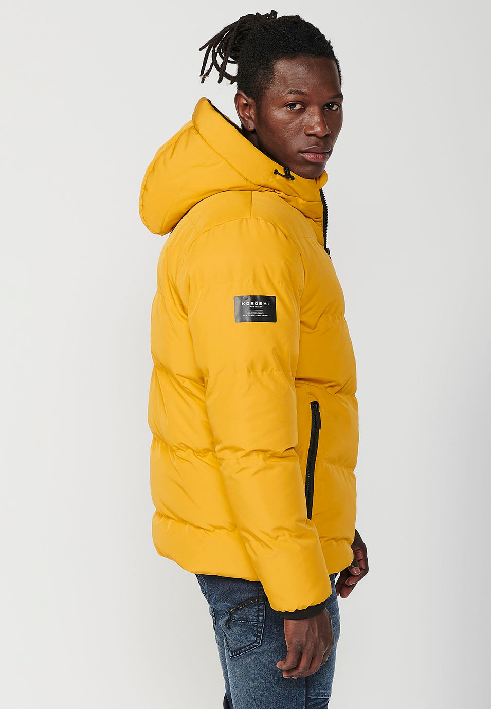 Veste matelassée avec fermeture zippée sur le devant et col à capuche pour homme en jaune 9