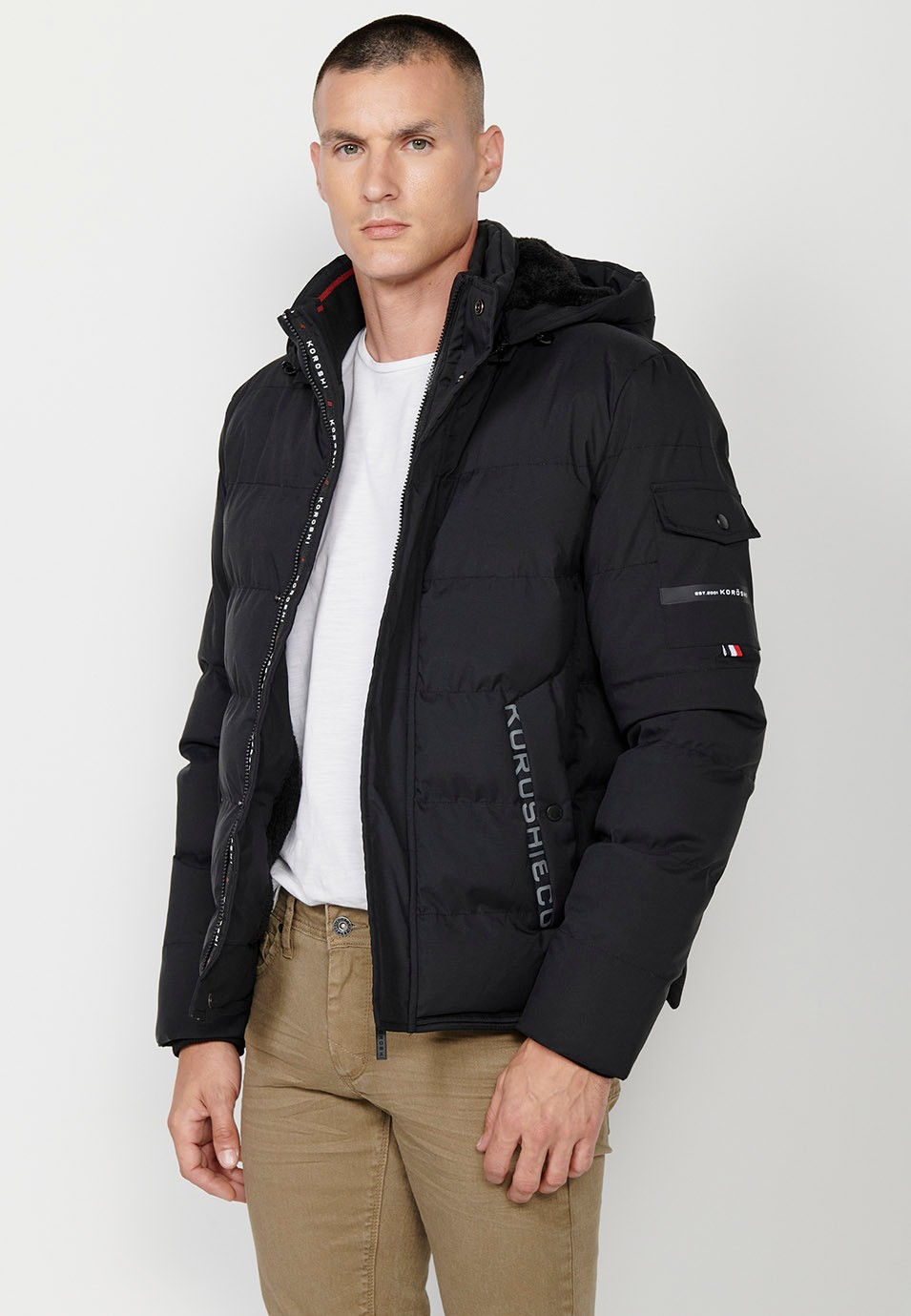 Veste matelassée noire pour hommes avec col et capuche avec fermeture sur le devant et fermeture éclair avec poches 1