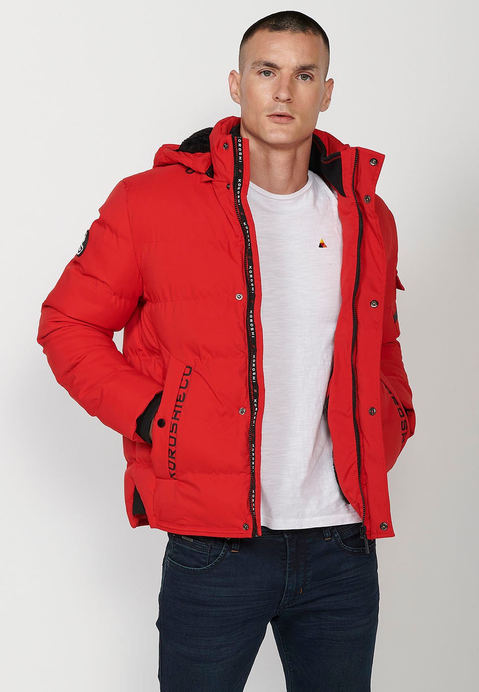 Veste matelassée pour homme rouge avec col et capuche avec fermeture frontale et fermeture éclair avec poches 4