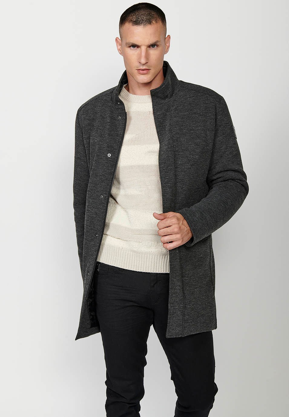 Manteau long gris à col montant et fermeture éclair sur le devant pour hommes 9