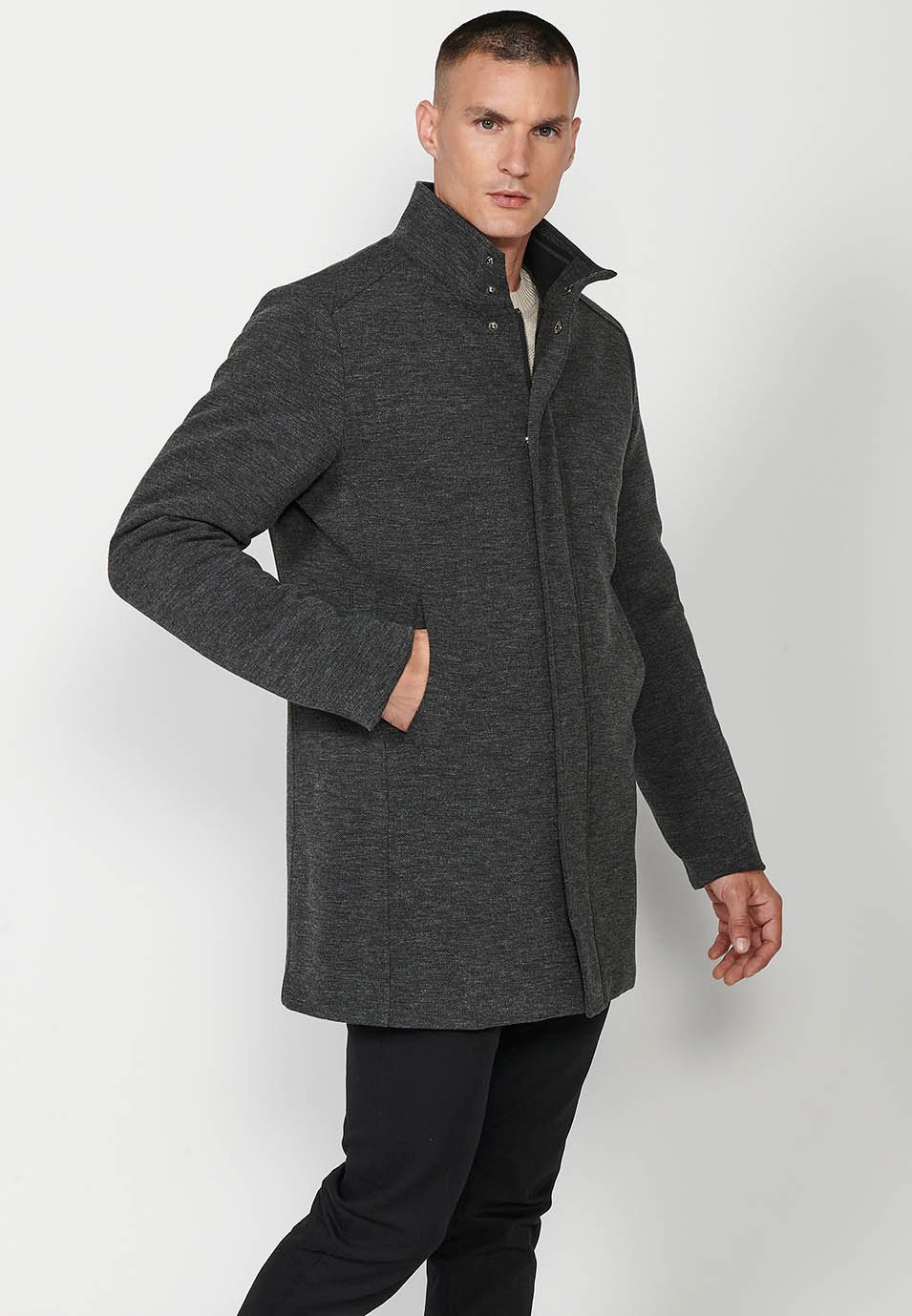 Manteau long gris à col montant et fermeture éclair sur le devant pour hommes 1