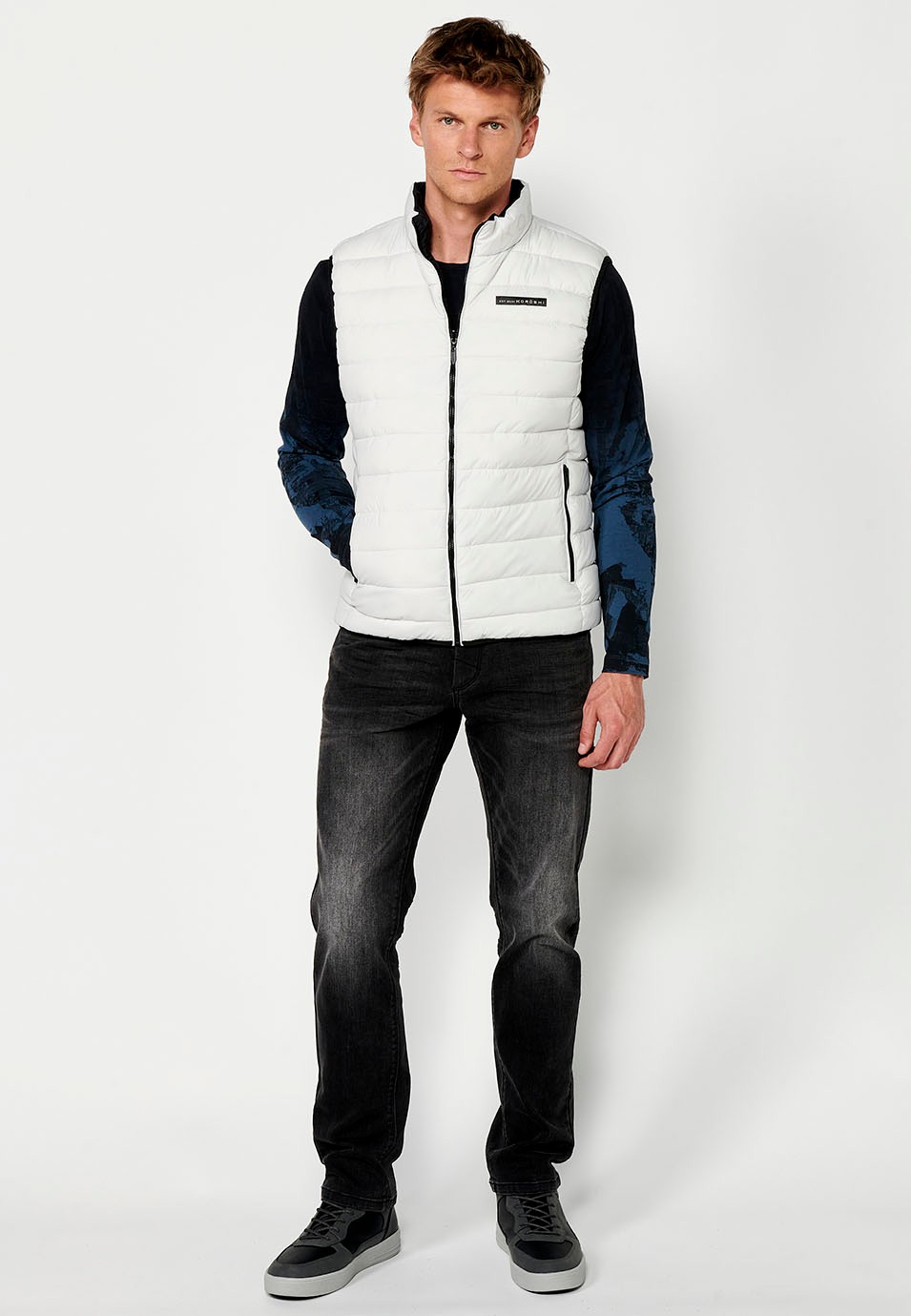 Gilet matelassé réversible avec fermeture sur le devant et fermeture éclair pour homme en gris