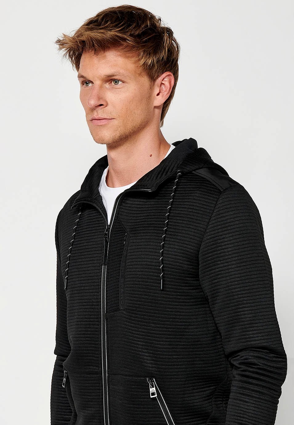 Chaqueta sudadera de manga larga con cuello y capucha con cierre delantero y cremallera con bolsillos para hombre de color negro