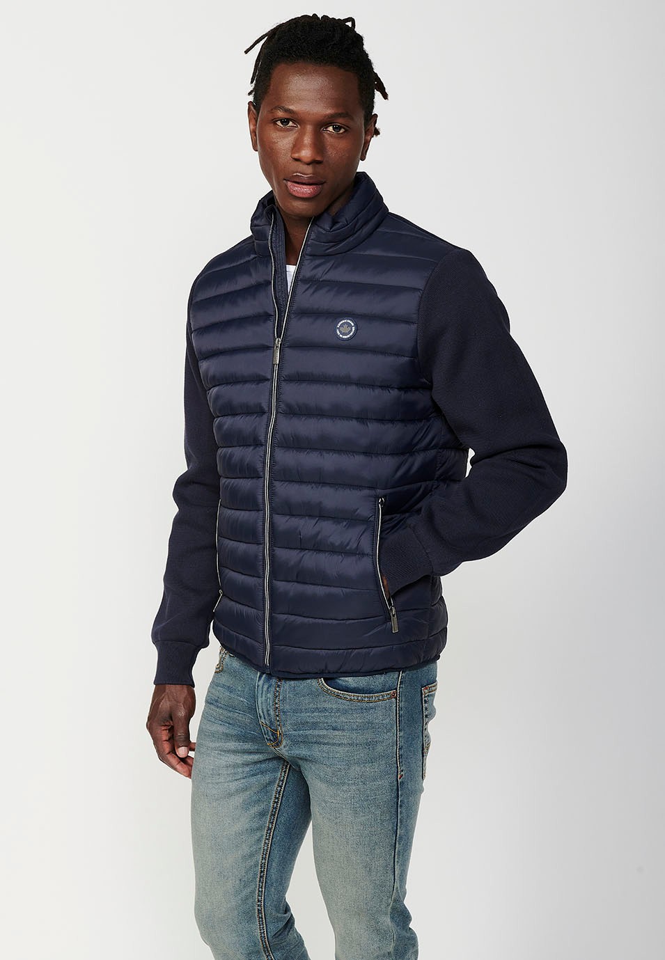 Chaqueta sudadera acolchada con cuello alto de manga larga con cierre delantero y cremallera para hombre de color navy