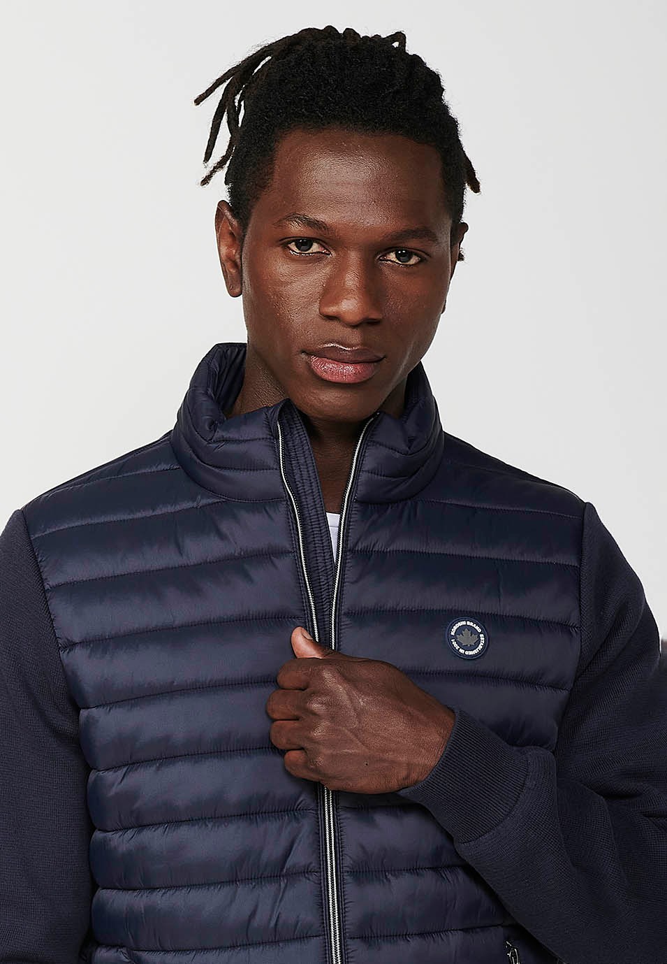  Chaqueta sudadera con cuello alto de manga larga con cierre delantero y cremallera para hombre de color navy 1.916 / 5.000 Veste sweat-shirt bleu marine à manches longues et col montant avec fermeture sur le devant et fermeture éclair pour homme