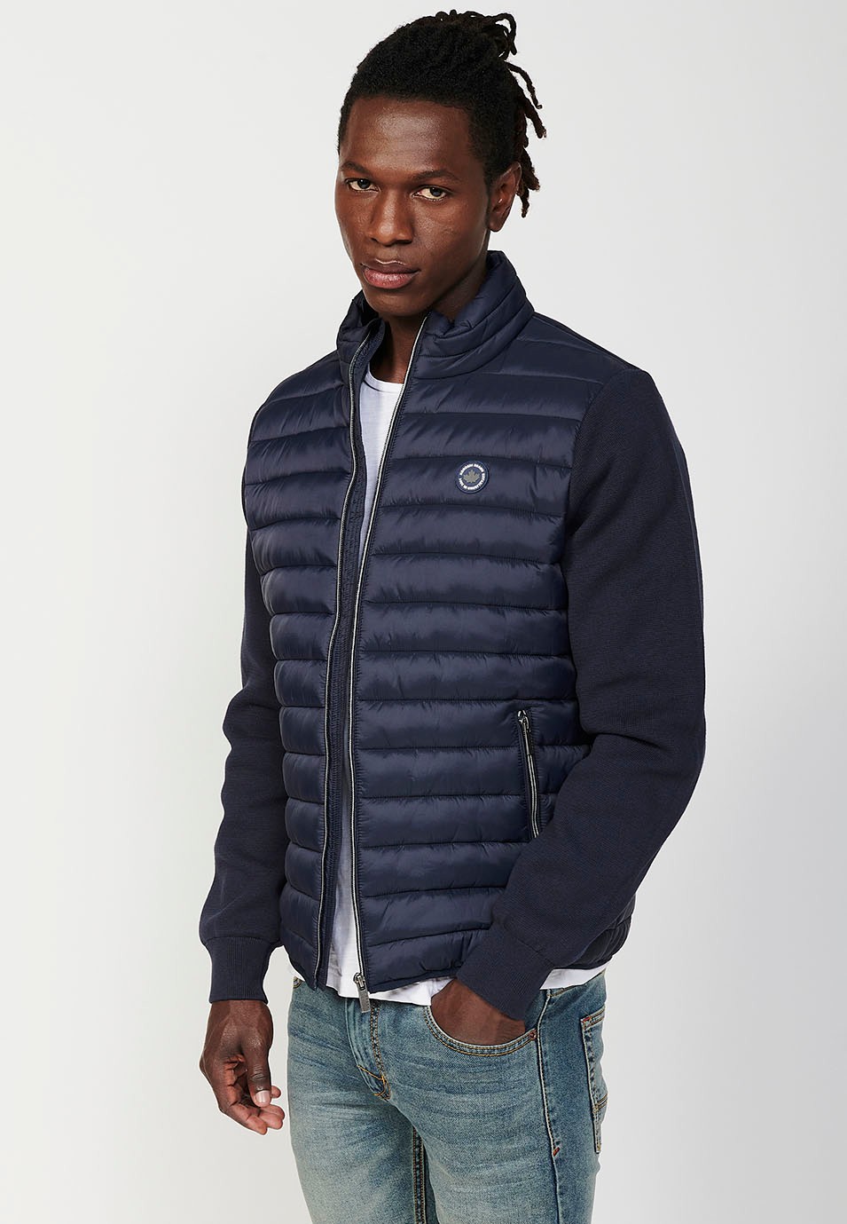 Chaqueta sudadera acolchada con cuello alto de manga larga con cierre delantero y cremallera para hombre de color navy