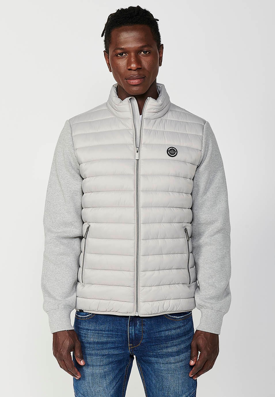 Chaqueta sudadera acolchada con cuello alto de manga larga con cierre delantero y cremallera para hombre de color gris perla