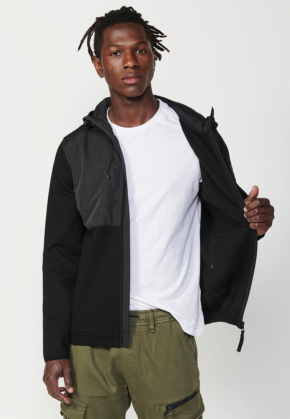 Chaqueta de manga larga con cuello y capucha con cierre delantero y cremallera con bolsillos para hombre de color negro