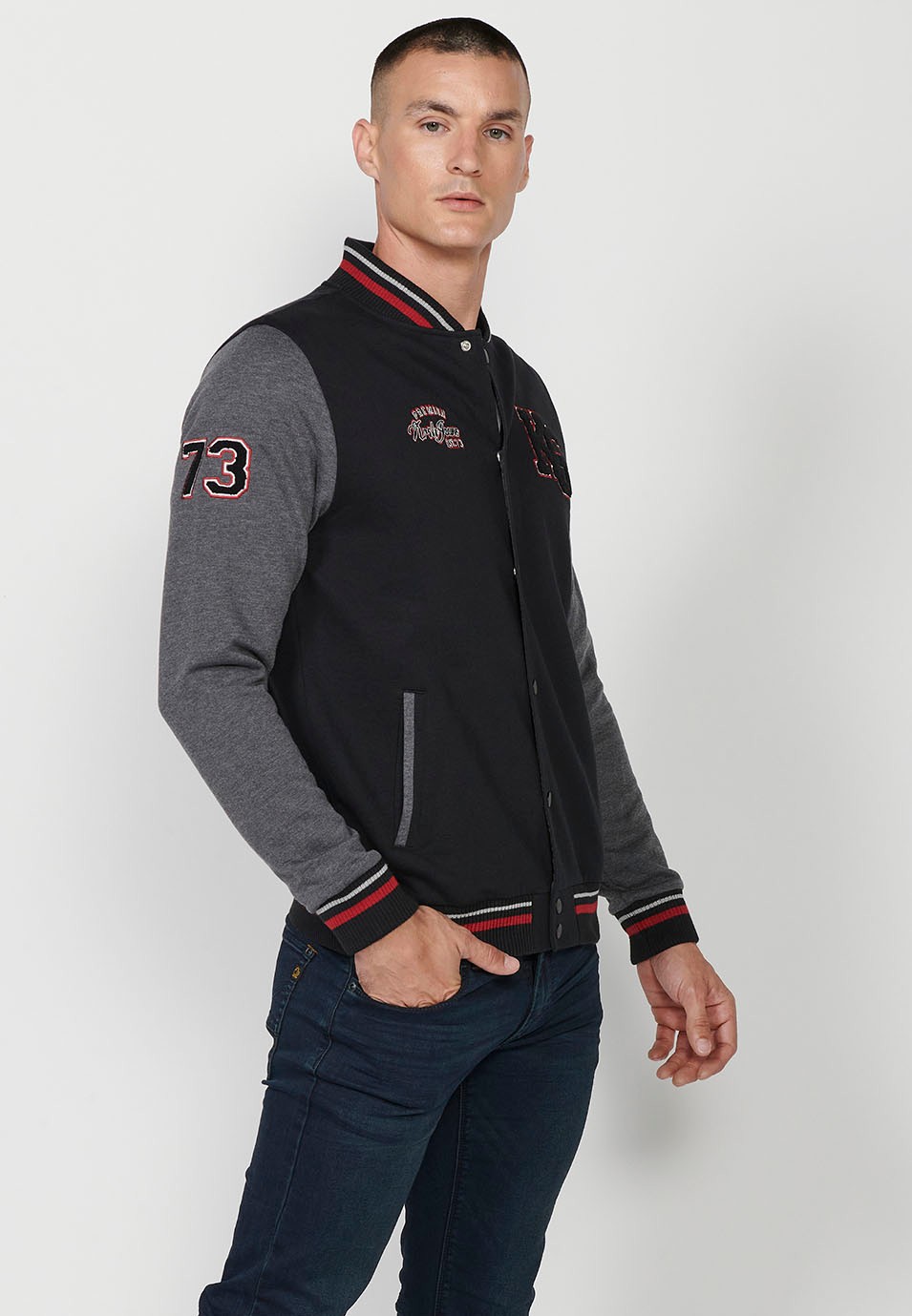 Chaqueta sudadera con cuello rib redondo y cierre delantero con botones a presión para hombre de color negro