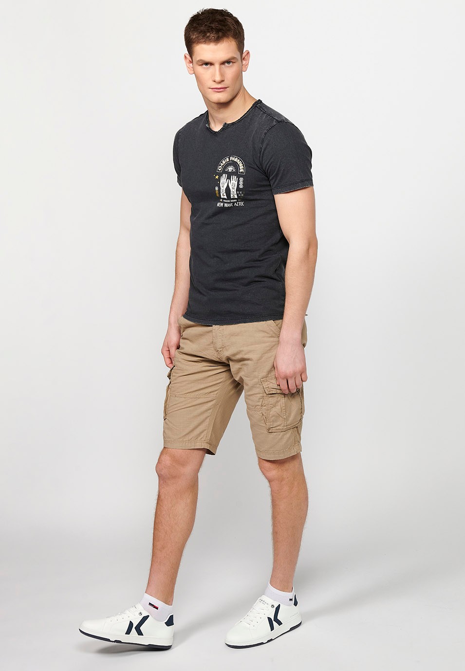 T-shirt noir à manches courtes et col rond en coton avec ouverture pour homme