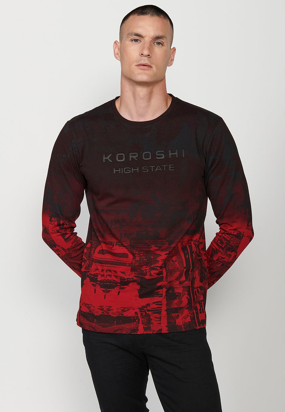 Herren-T-Shirt aus Baumwolle mit Rundhalsausschnitt und Farbverlaufsdruck in Rot. Langarm