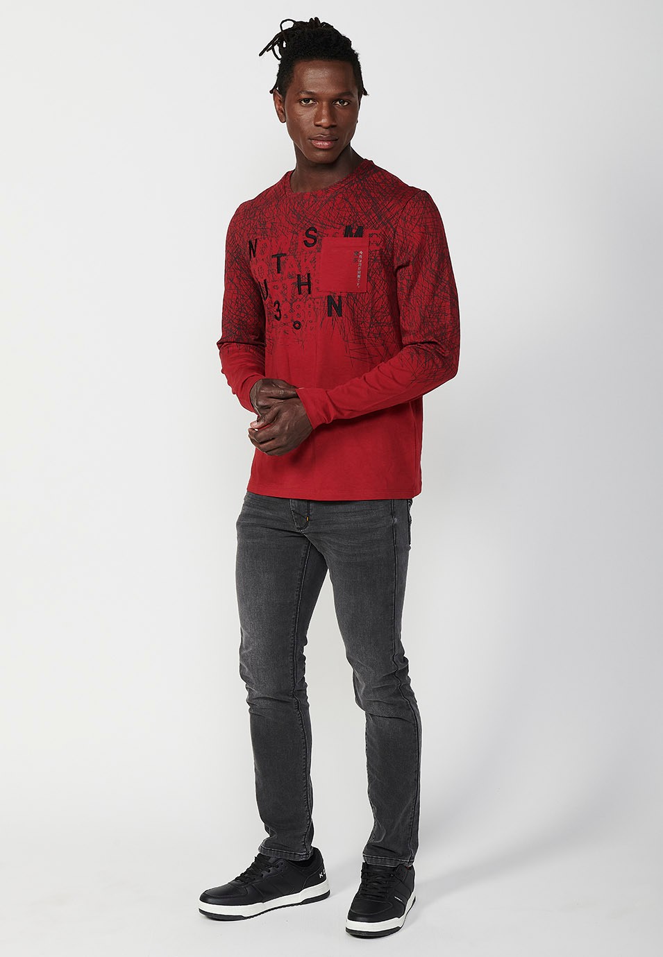 T-shirt en coton à manches longues, col rond avec ouverture et détail rouge sur le devant pour homme