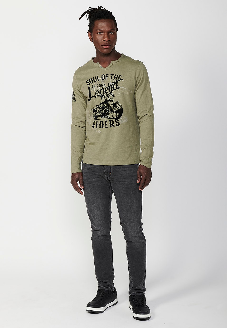 Men's Long Sleeve Crew Neck T-Shirt with Slit and Front Detail in Khaki 1