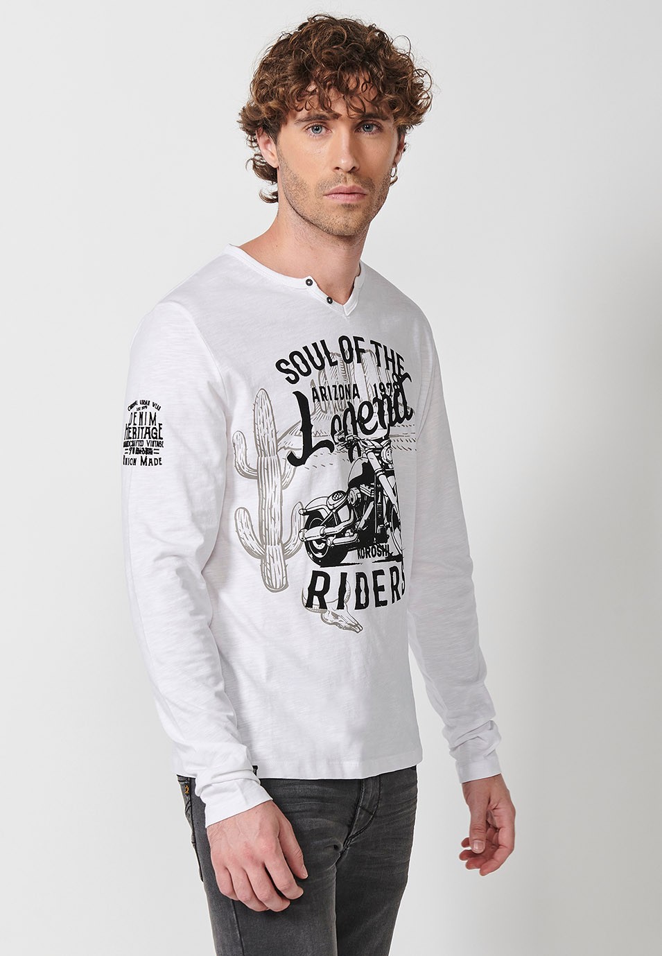 Camiseta de manga larga y cuello redondo con abertura y detalle delantero para hombre de color crudo