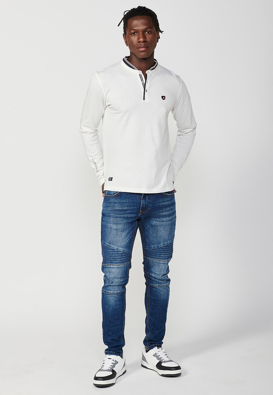 Polo à manches longues, col rond et ouverture boutonnée en coton écru pour homme 3