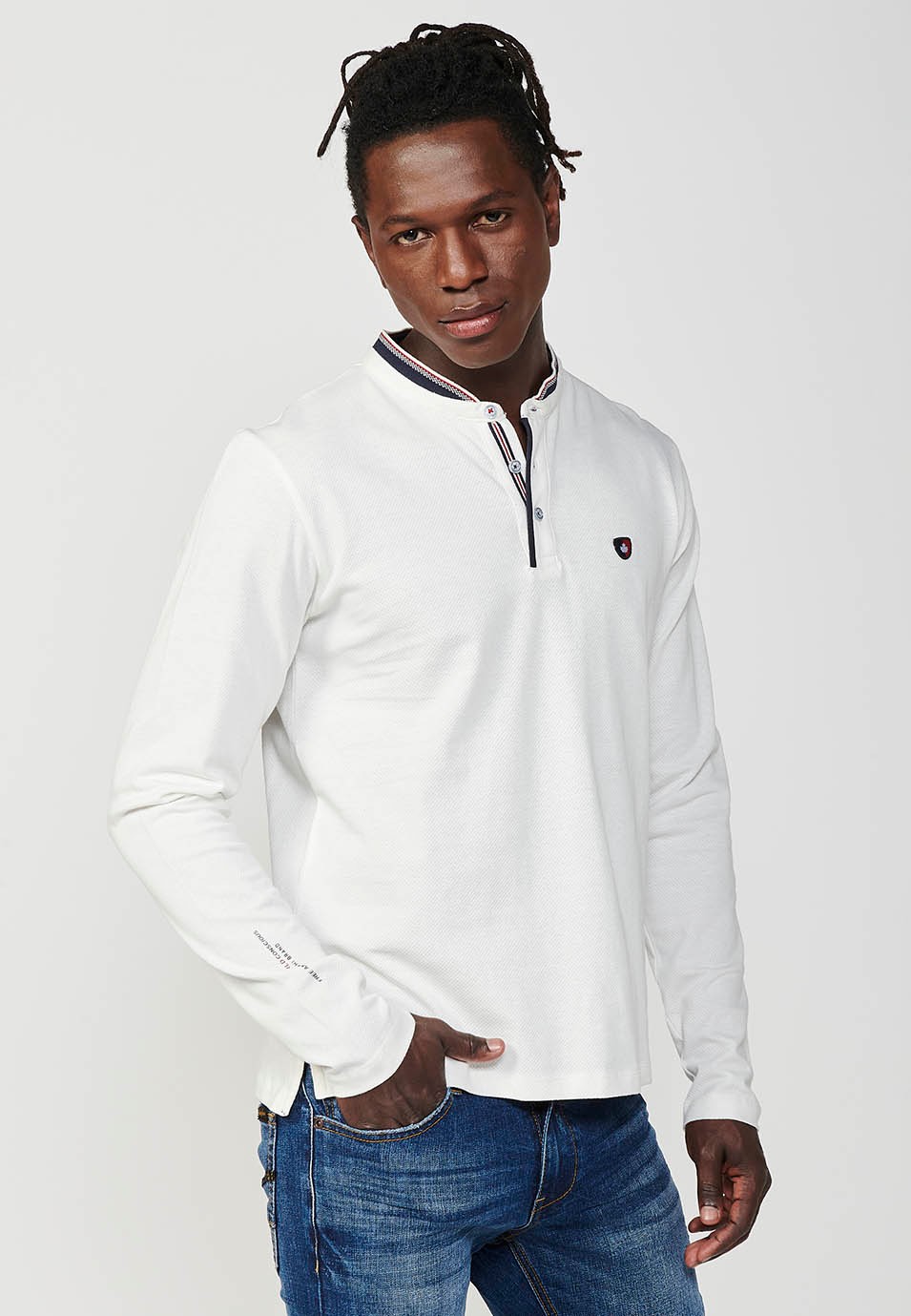 Polo à manches longues, col rond et ouverture boutonnée en coton écru pour homme 4