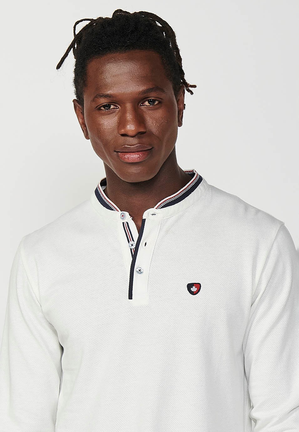 Polo à manches longues, col rond et ouverture boutonnée en coton écru pour homme 7