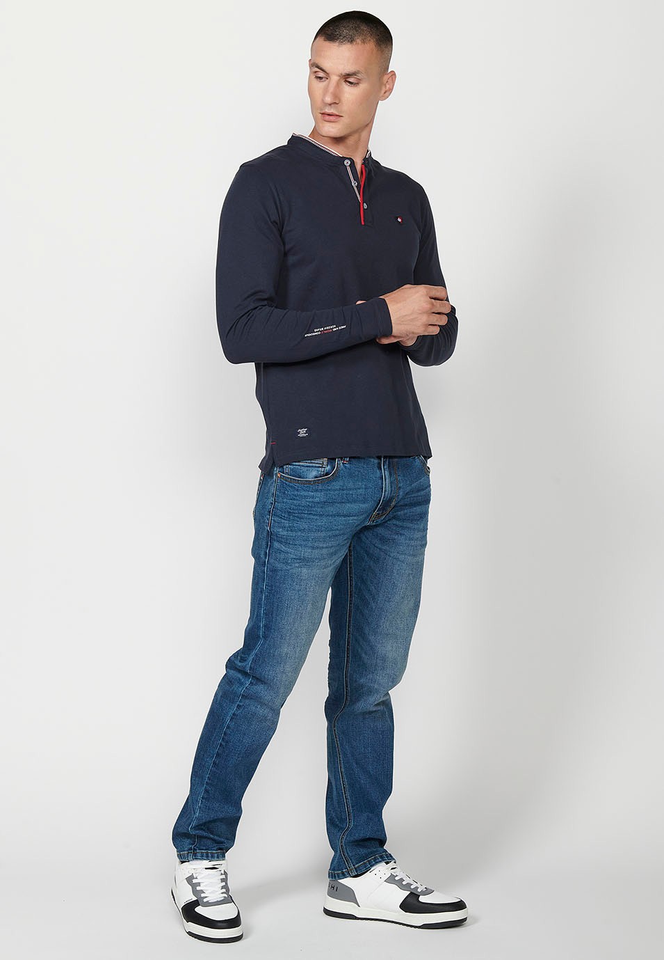 Polo à manches longues, col rond et ouverture boutonnée en coton bleu marine pour homme 5