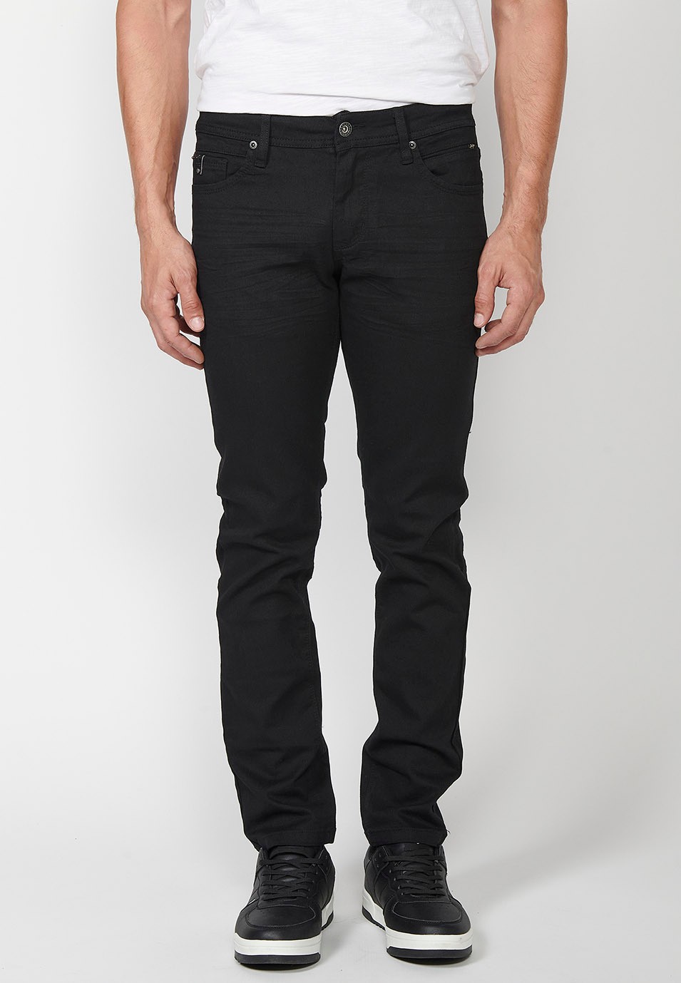 Pantalon long droit coupe classique avec cinq poches, une poche ticket et fermeture sur le devant avec fermeture éclair et bouton en Noir pour Homme 1