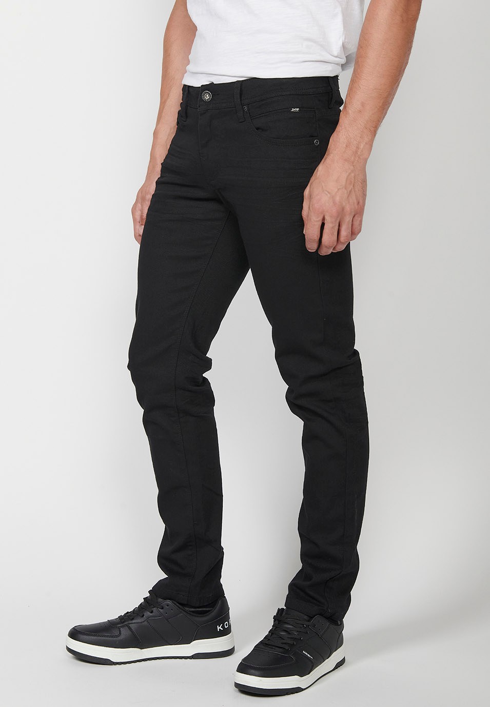 Pantalon long droit coupe classique avec cinq poches, une poche ticket et fermeture sur le devant avec fermeture éclair et bouton en Noir pour Homme 2