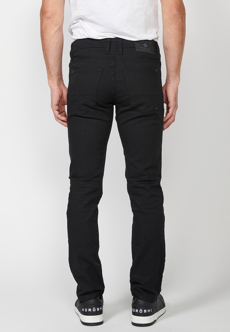 Pantalón largo straigth regular fit con Cinco bolsillos uno cerillero y Cierre delantero con cremallera y botón color Negro para Hombre 6