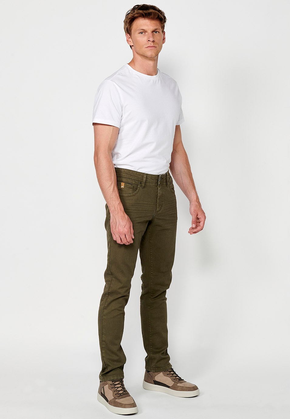 Pantalon long droit coupe classique avec cinq poches, une poche ticket et fermeture avant avec fermeture éclair et bouton de couleur Vert pour Homme