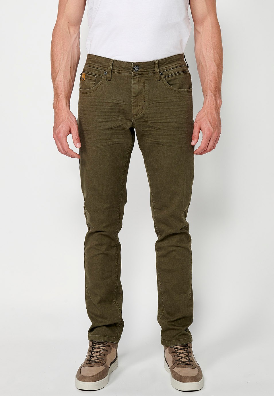 Pantalón largo straigth regular fit con Cinco bolsillos uno cerillero y Cierre delantero con cremallera y botón color Verde para Hombre 1