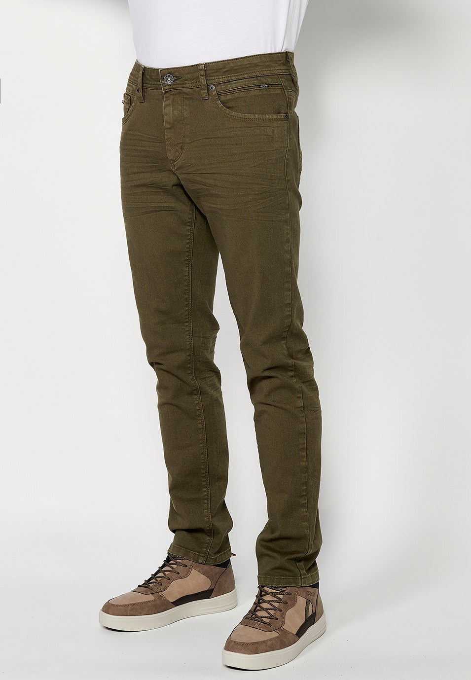 Pantalón largo straigth regular fit con Cinco bolsillos uno cerillero y Cierre delantero con cremallera y botón color Verde para Hombre 3