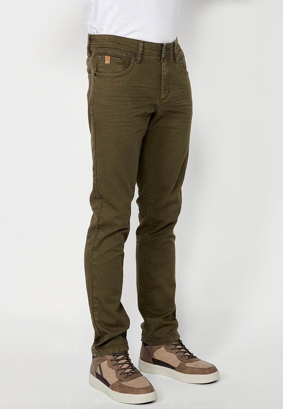 Pantalón largo straigth regular fit con Cinco bolsillos uno cerillero y Cierre delantero con cremallera y botón color Verde para Hombre 2