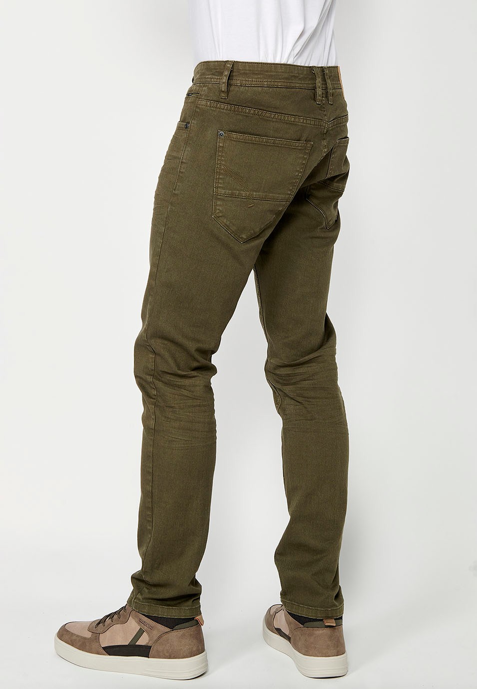 Pantalon long droit coupe classique avec cinq poches, une poche ticket et fermeture avant avec fermeture éclair et bouton de couleur Vert pour Homme 4