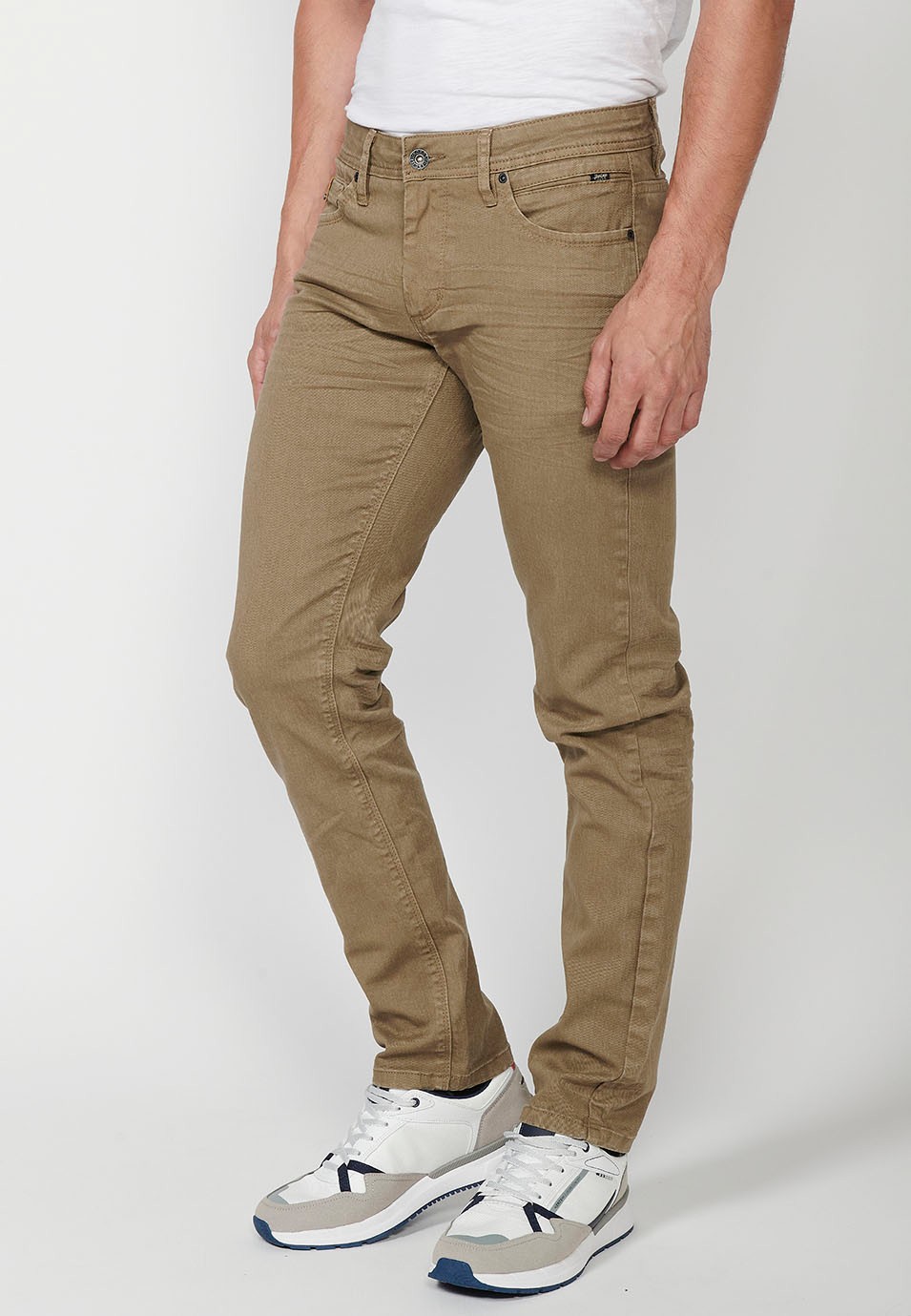 Pantalón largo straigth regular fit con Cinco bolsillos uno cerillero y Cierre delantero con cremallera y botón color Visón para Hombre 3