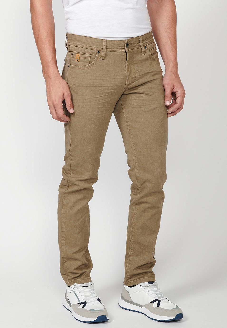 Pantalón largo straigth regular fit con Cinco bolsillos uno cerillero y Cierre delantero con cremallera y botón color Visón para Hombre 1