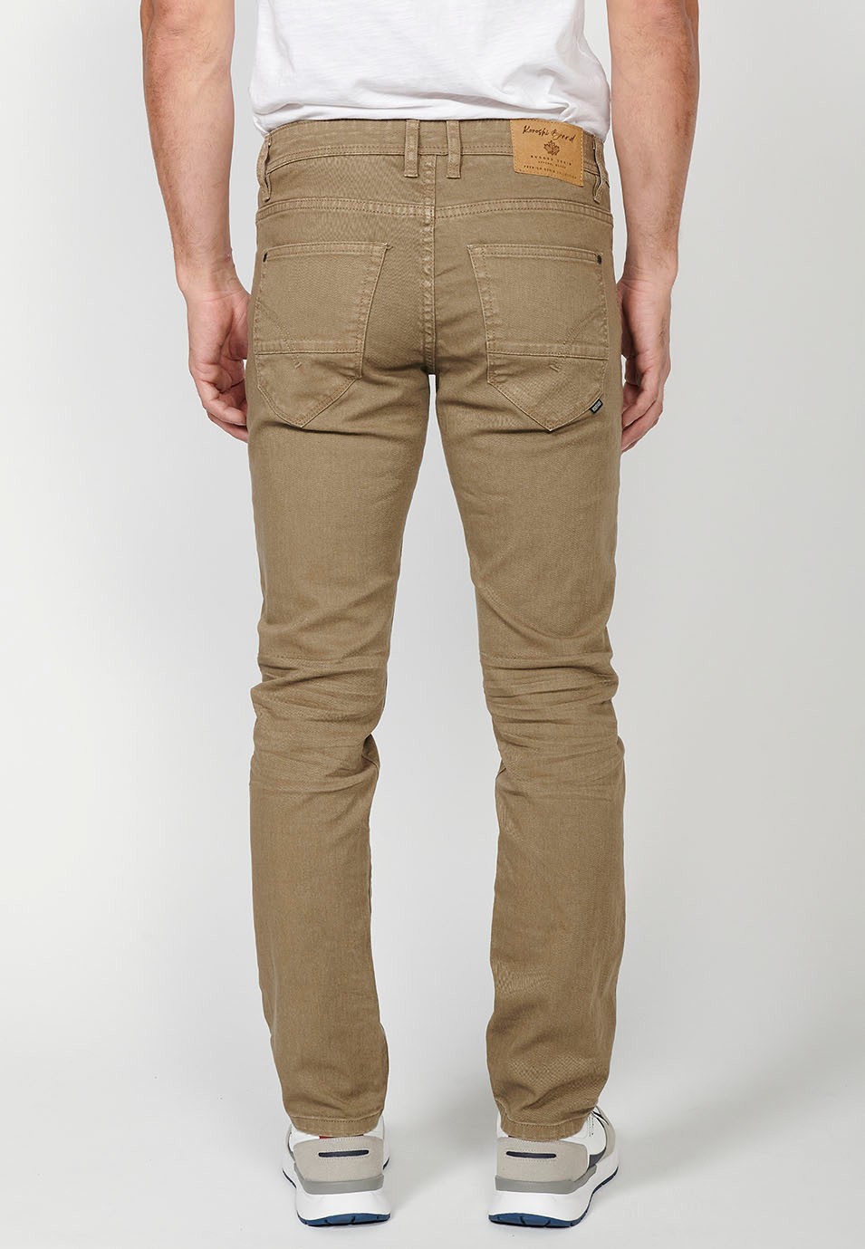 Pantalón largo straigth regular fit con Cinco bolsillos uno cerillero y Cierre delantero con cremallera y botón color Visón para Hombre 4