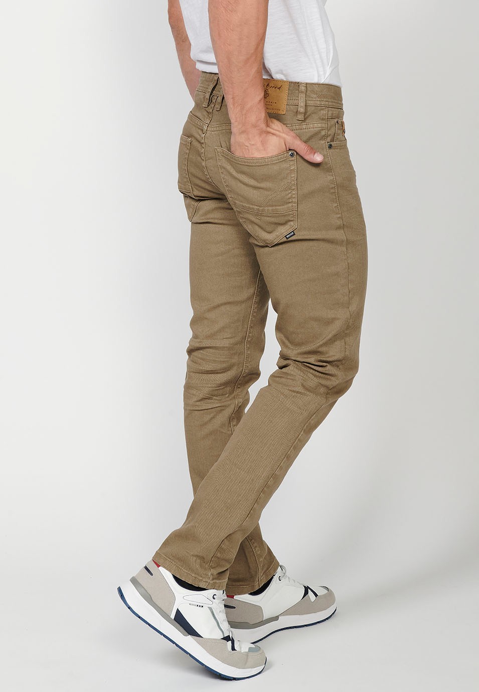 Pantalón largo straigth regular fit con Cinco bolsillos uno cerillero y Cierre delantero con cremallera y botón color Visón para Hombre 7