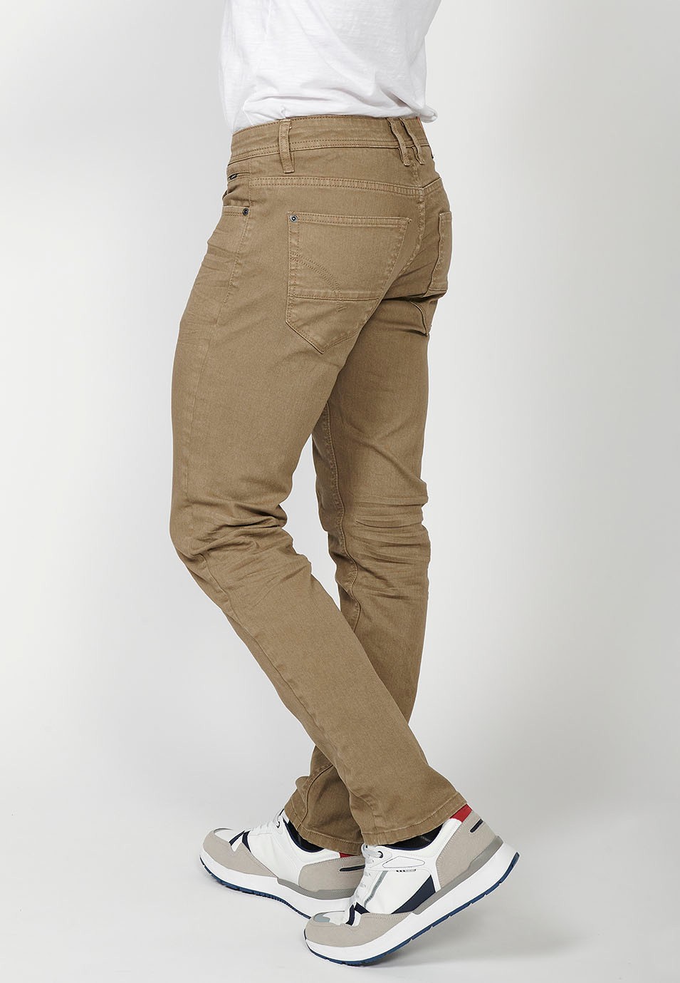 Pantalón largo straigth regular fit con Cinco bolsillos uno cerillero y Cierre delantero con cremallera y botón color Visón para Hombre 6